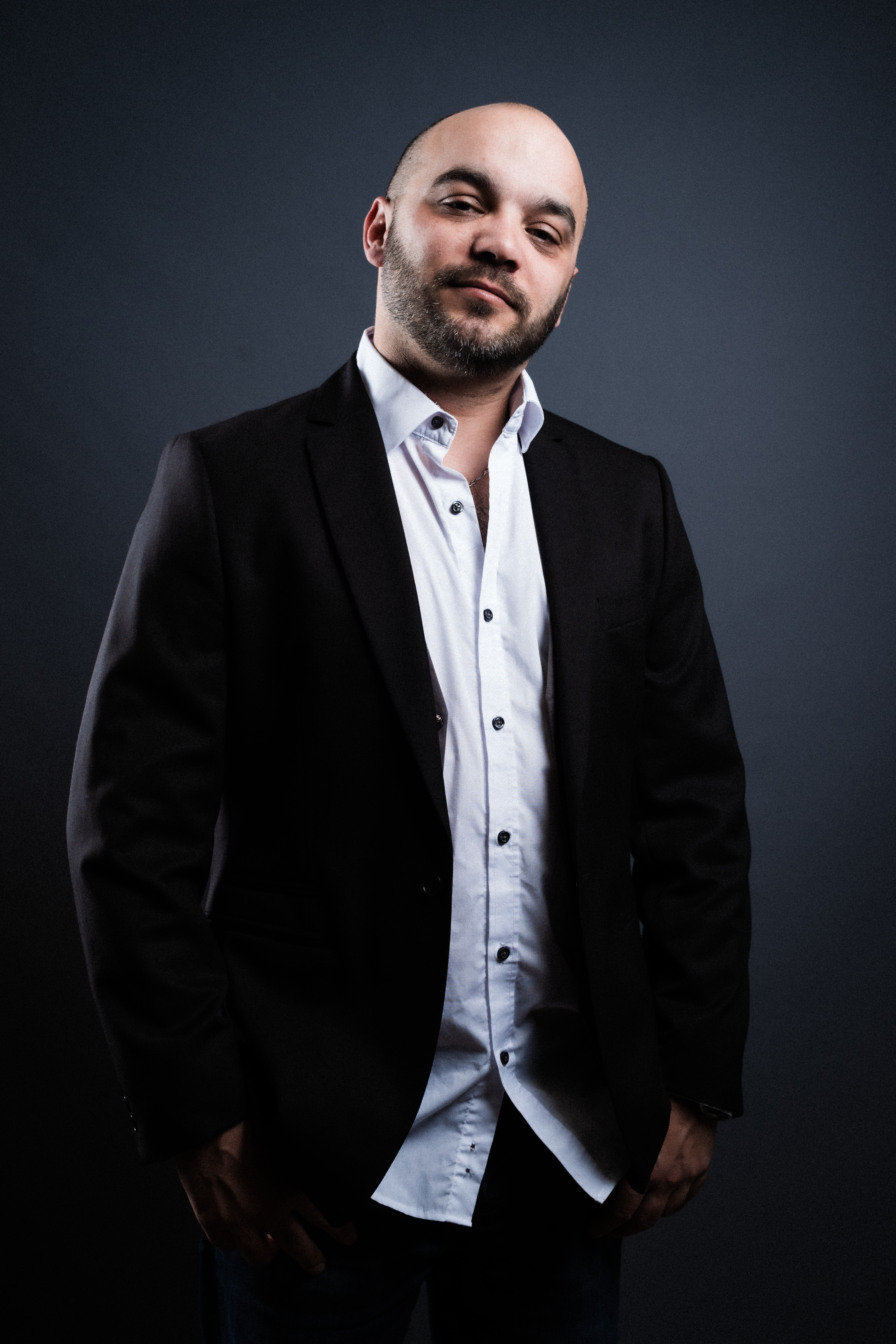 Sébastien Favette — acteur en costume, registre institutionnel